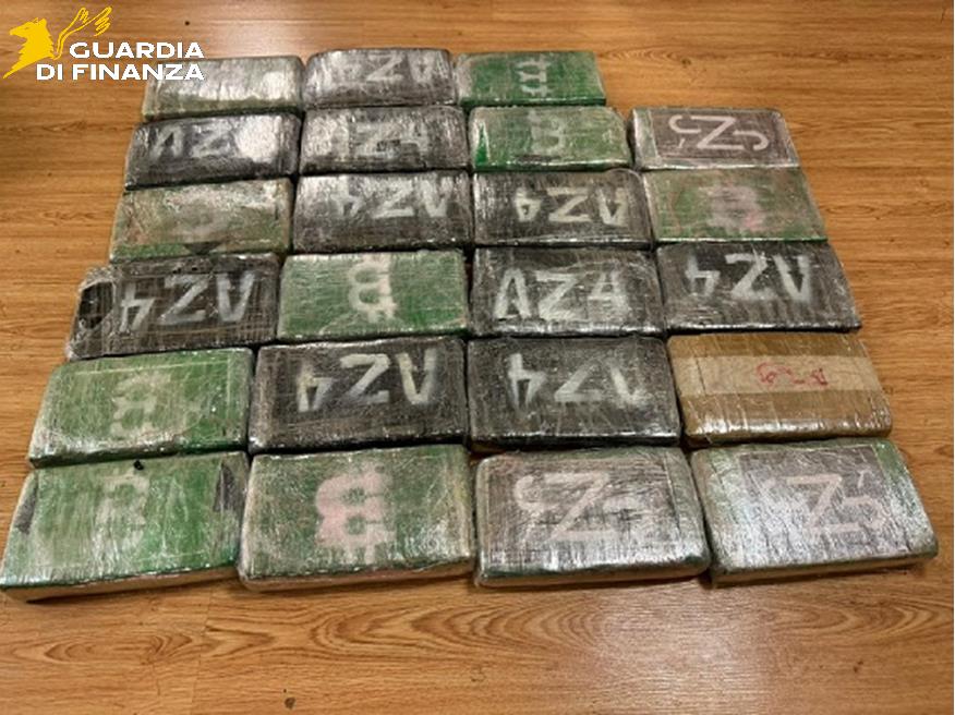 Traffico di cocaina, 14 indagati: nove finiscono in carcere