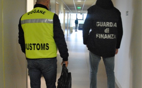 Distributore di carburante inesistente: bloccati oltre 72mila euro di rimborsi