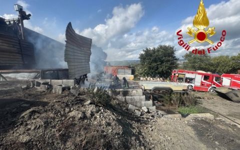 Scansano (Grosseto), incendio in un’azienda agricola