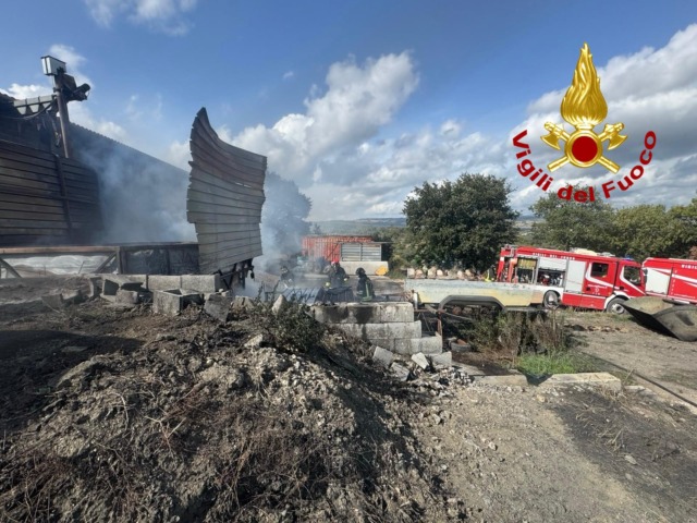 Scansano (Grosseto), incendio in un’azienda agricola