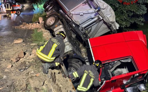 Santa Croce sull’Arno (Pisa), tir fuori strada: ferito il conducente