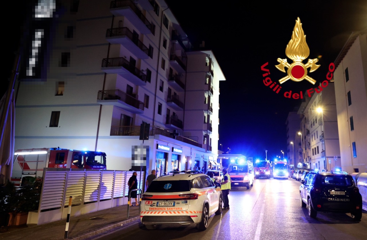 Notte di fuoco in un appartamento, evacuato un condominio di 6 piani – VIDEO