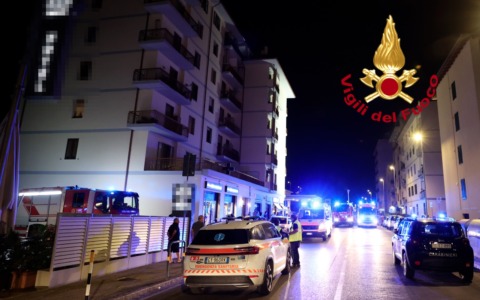 Notte di fuoco in un appartamento, evacuato un condominio di 6 piani – VIDEO
