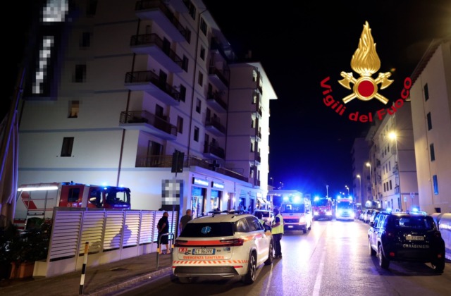 Notte di fuoco in un appartamento, evacuato un condominio di 6 piani – VIDEO