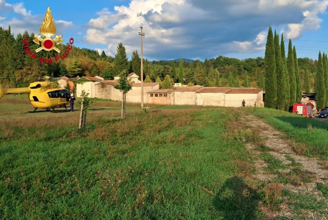 Operaio cimiteriale cade nella tomba e non riesce ad uscire