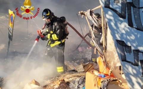Incendio al rifugio di senzatetto sotto il ponte all’Indiano