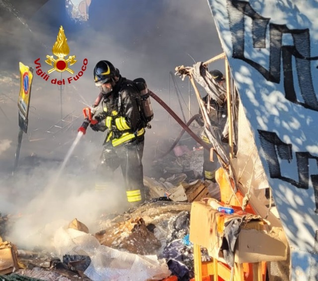 Incendio al rifugio di senzatetto sotto il ponte all’Indiano