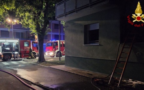 Lucca, maxi-incendio nella notte: due morti e tredici intossicati