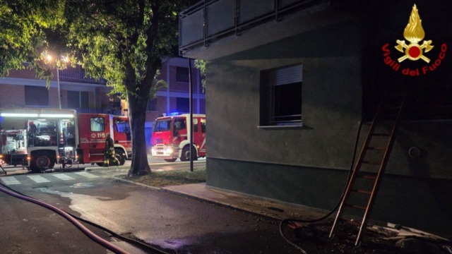 Lucca, maxi-incendio nella notte: due morti e tredici intossicati