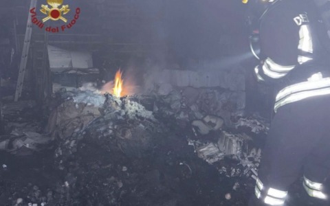 Arezzo, incendio in un magazzino: nessun ferito