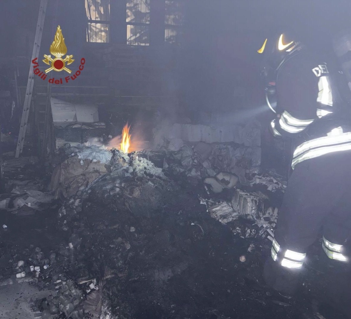 Arezzo, incendio in un magazzino: nessun ferito
