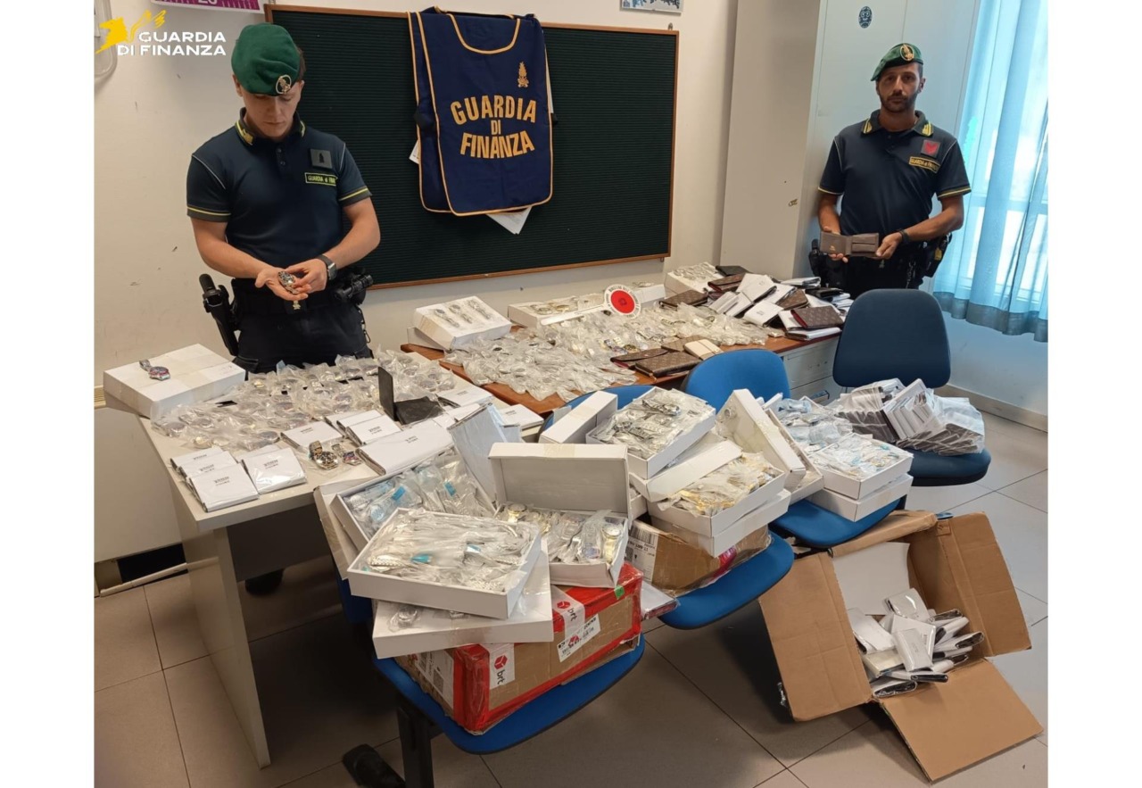 Maxi retata di mille rolex contraffatti