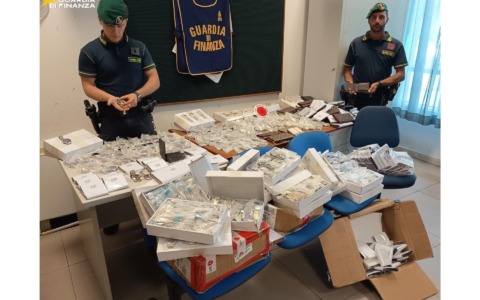 Maxi retata di mille rolex contraffatti