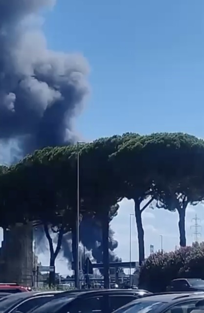 Incendio a Prato, fiamme in un’azienda tessile al confine con Campi Bisenzio