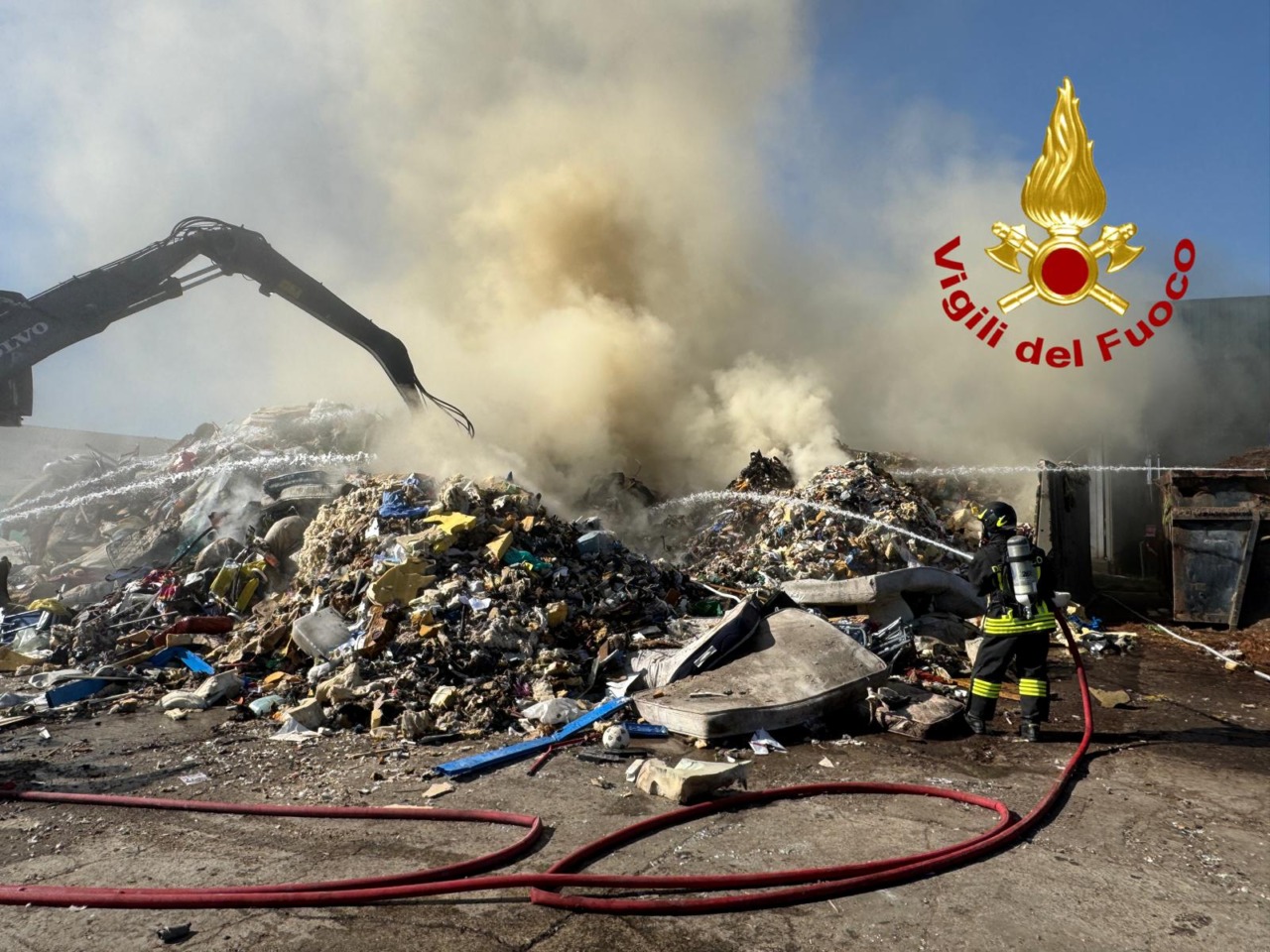 Fiamme in un sito di stoccaggio rifiuti