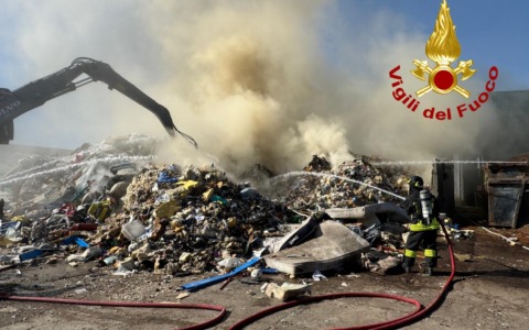 Fiamme in un sito di stoccaggio rifiuti