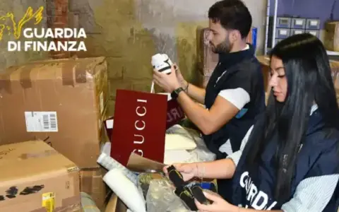 Maxi sequestro a Livorno: oltre 60mila articoli di moda contraffatti