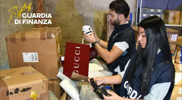 Maxi sequestro a Livorno: oltre 60mila articoli di moda contraffatti