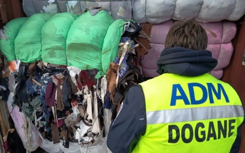 Livorno, maxi sequestro al porto: 500 tonnellate di rifiuti tessili