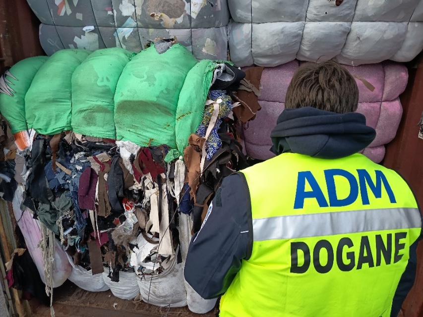 Livorno, maxi sequestro al porto: 500 tonnellate di rifiuti tessili