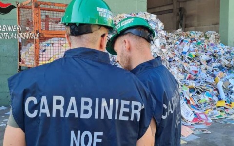 Livorno, maxi sequestro al porto: 500 tonnellate di rifiuti tessili