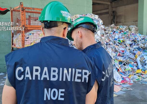 Livorno, maxi sequestro al porto: 500 tonnellate di rifiuti tessili
