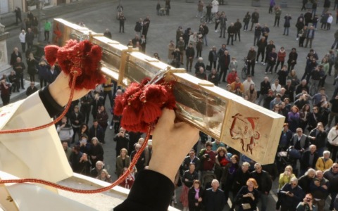 La città si prepara alla esposizione della Sacra Cintola di Maria