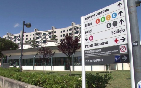 Empoli, minaccia di gettarsi da un tetto e lo fa: trasportato in ospedale