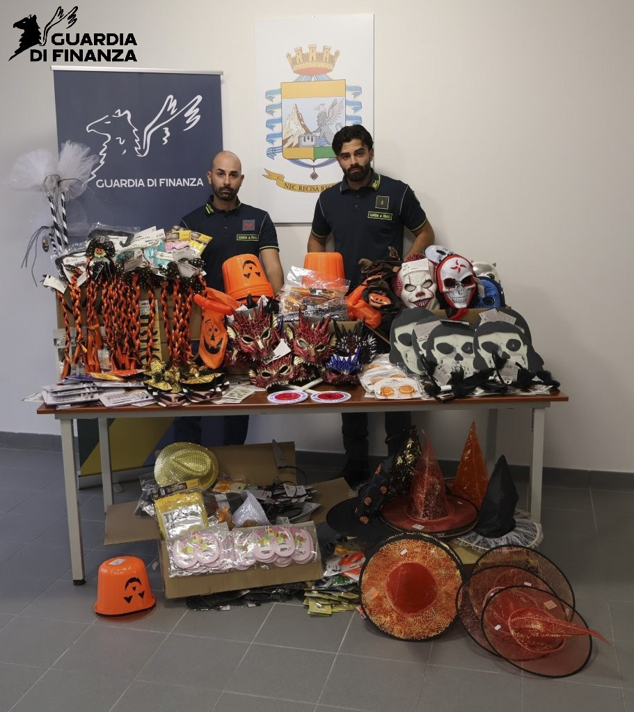 Poggibonsi (Siena), maxi sequestro di articoli di Halloween