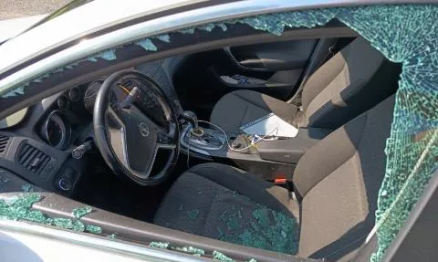 Raffica di spaccate sulle auto: 28 vetture danneggiate tra Quartiere 2 e San Jacopino