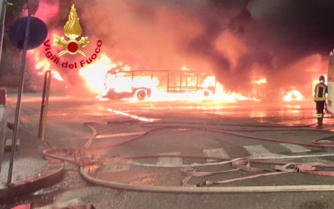Fiamme nel deposito di Autolinee Toscane, strage di bus – VIDEO