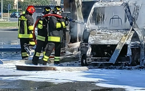 Camper in fiamme, paura in una stazione di servizio