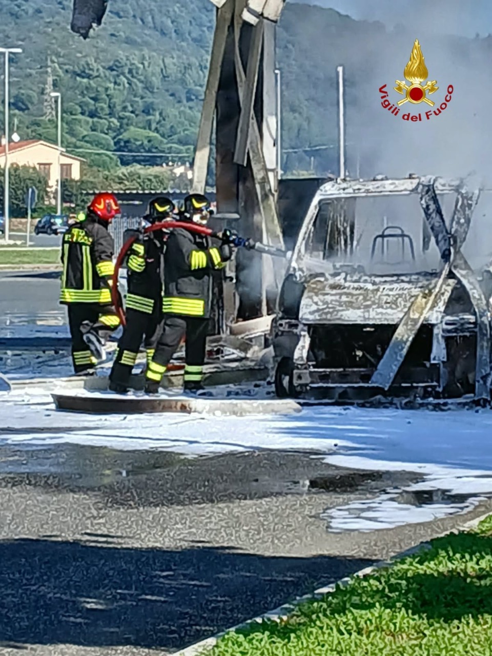 Camper in fiamme, paura in una stazione di servizio