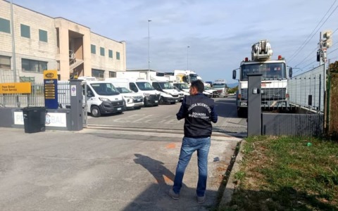 Cade mentre lavora su un tetto, muore operaio di 43 anni