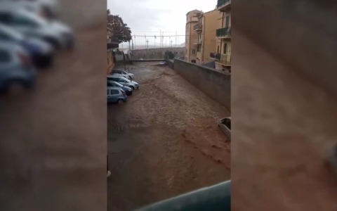 Maltempo, nubifragio all’Isola d’Elba: auto intrappolate nell’acqua