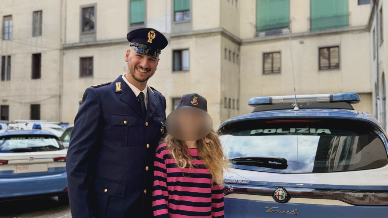 Rischia di soffocare durante una cena in un locale. Salvata da un agente fuori servizio – VIDEO
