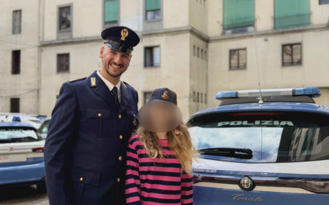 Rischia di soffocare durante una cena in un locale. Salvata da un agente fuori servizio – VIDEO