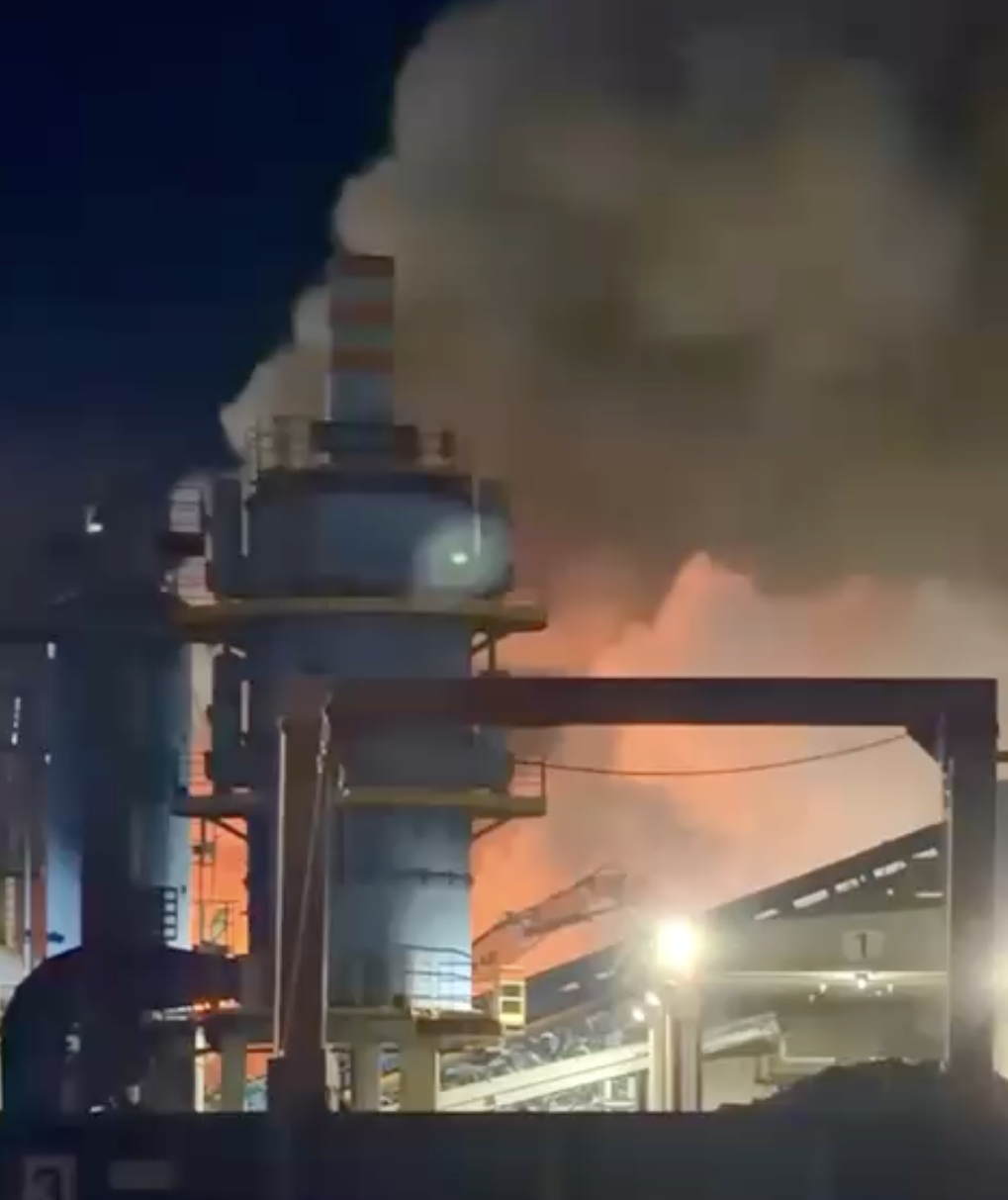 Incendio nella notte alla Ecoacciai di Pontedera, rogo ancora attivo al mattino