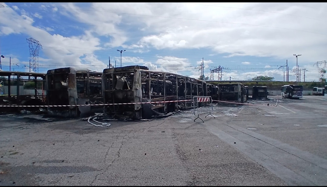 Incendio al deposito, ecco il cimitero dei bus bruciati – VIDEO