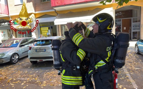 Principio di incendio in appartamento, salvata una donna