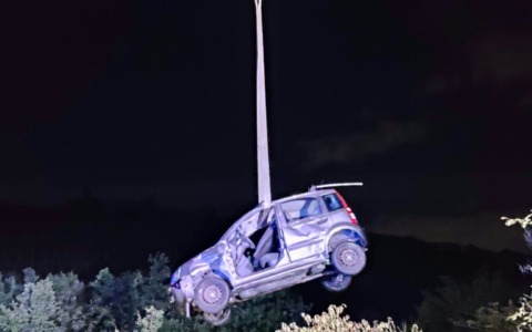 Auto precipita in una scarpata: i vigili del fuoco soccorrono un ventenne