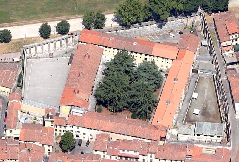 Lucca, in auto con cinque chili di droga: in manette