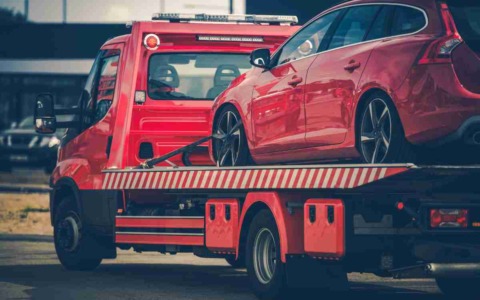 Firenze, multato per ingresso in corsia preferenziale. Ma l’auto era sul carroattrezzi