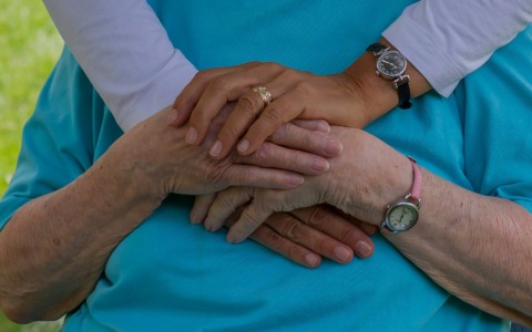“Senza prenderci cura di noi stessi rischiamo di ammalarci”, ecco il laboratorio in cui i caregiver si raccontano: