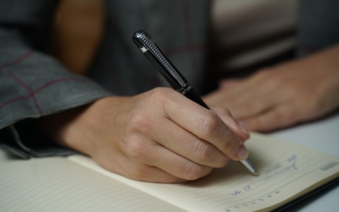 Gli psicologi toscani: “Dai consigli social alle formule IA per la felicità, attenzione alle scorciatoie”
