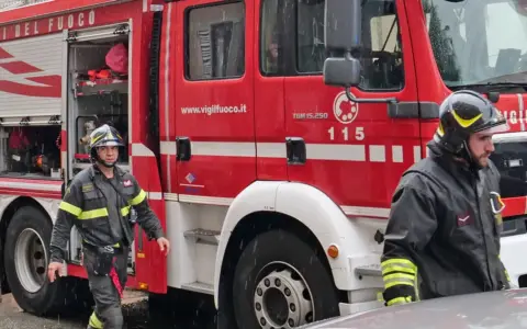 Crolla il solaio di un’abitazione, una donna soccorsa in elicottero