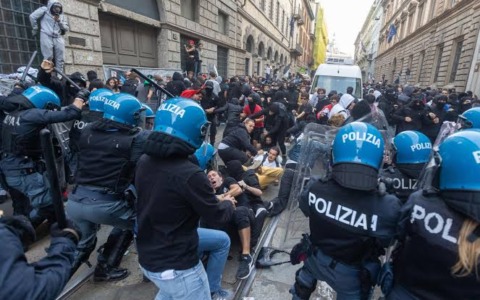 Proteste studenti, allarme per i messaggi sulle chat e sui social