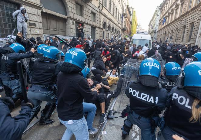 Proteste studenti, allarme per i messaggi sulle chat e sui social