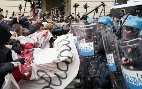 Firenze, bastoni chiodati nascosti tra gli scooter: nel mirino diversi cortei
