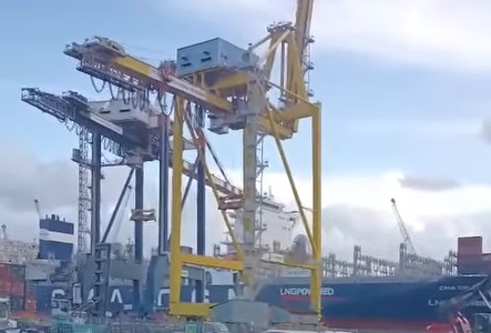 Incidente al porto, nave container urta gru